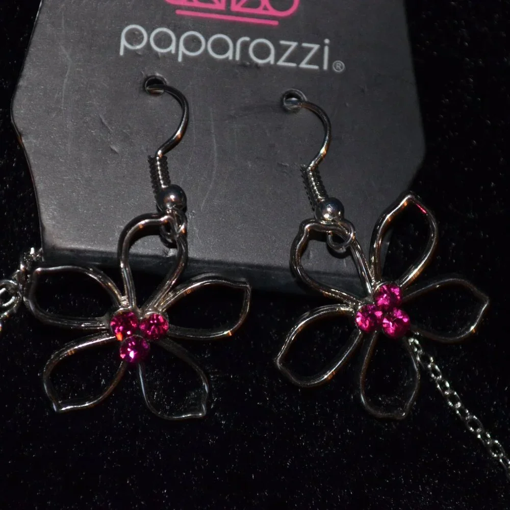 PAPARAZZI (R) Silverton Metal Chain Necklace Hanging Earrings Set Flowers 14y.o+
